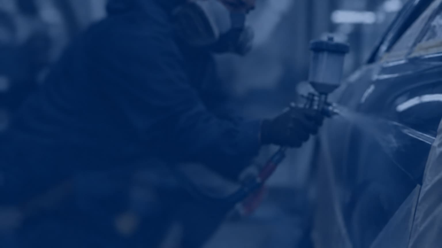 Técnico realizando reparo automotivo na Relicário Automotiva